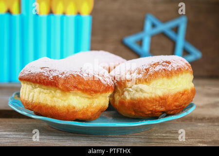 Festa ebraica Hanukkah e i relativi attributi menorah, ciambelle, stella di Davide. Hanukkah menorah. Hanukkah vacanza. Hanukkah ebraica Foto Stock