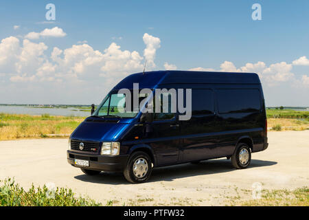 OLEKSANDRIVKA, REGIONE DI DNIPROPETROVSK, UCRAINA - 15 GIUGNO 2015: VOLKSWAGEN LT CAMION COLORE BLU VICINO AL FIUME SAMARA NELLA REGIONE DI DNIPROPETROVSK, ESTATE T Foto Stock