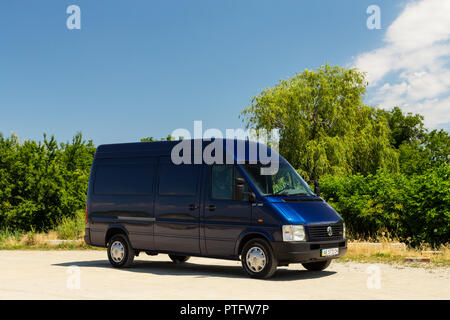 OLEKSANDRIVKA, REGIONE DI DNIPROPETROVSK, UCRAINA - 15 GIUGNO 2015: VOLKSWAGEN LT CAMION COLORE BLU VICINO AL FIUME SAMARA NELLA REGIONE DI DNIPROPETROVSK, ESTATE T Foto Stock