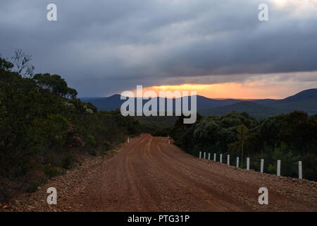 Rosso su strada sterrata nella gamma di Stirling National Park, Australia occidentale, Australia Foto Stock