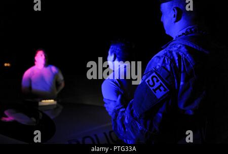 Tech. Sgt. Bradlee Shipley, una metà-shift capo di volo per la 1Operazioni speciali delle forze di sicurezza Squadron, apprehends due finti ubriachi durante un DUI opera di prevenzione in campo Hurlburt Fla., luglio 11, 2017. Esercizi di formazione mantenere difensori ben preparati per affrontare situazioni della vita reale al fine di tutelare e salvaguardare la base e la sua popolazione. Foto Stock