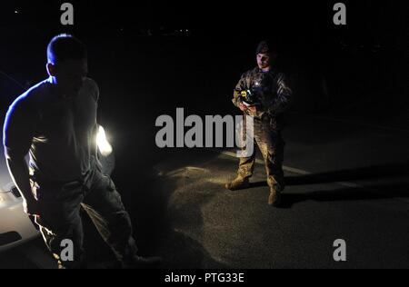 Il personale Sgt. Jelani Acevedo-Morales, un patrolman con 1 Operazioni speciali delle forze di sicurezza Squadron, amministra un campo sobrietà test durante un DUI opera di prevenzione in campo Hurlburt Fla., luglio 12, 2017. Esercizi di formazione mantenere difensori ben preparati per affrontare situazioni della vita reale al fine di tutelare e salvaguardare la base e la sua popolazione. Foto Stock