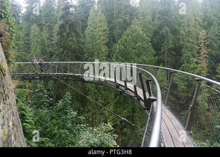 VANCOUVER, Canada - 11 settembre 2018: Visitatori sul ponte cliffwalk al Ponte Sospeso di Capilano Park in North Vancouver Foto Stock