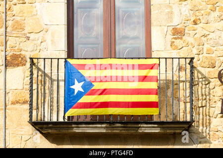 La Estelada (starred flag) simboleggiano indipendenza catalana appendere fuori di un edificio in Catalogna Foto Stock