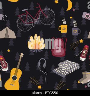 Camping seamless pattern con i simboli del turismo: zainetto, falò, bike, sneakers, chitarra e tenda. Foresta sfondo floreale. Illustrazione Vettoriale Illustrazione Vettoriale