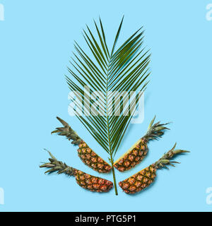 Creative composizione estiva di un tropicale di foglie di palma e freschi o Foto Stock