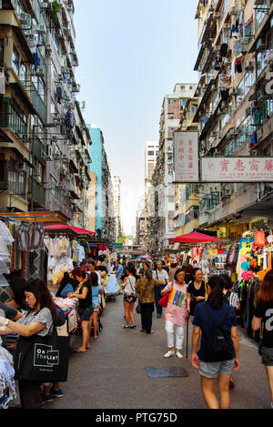 Hong Kong - Agosto 8, 2018: Hong Kong city Mong Kok mercato città affollate di visitatori al giorno Foto Stock