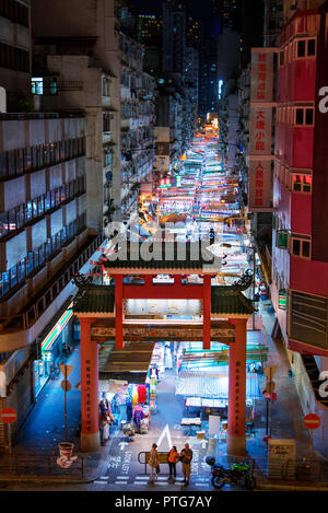 Hong Kong - Agosto 7, 2018: il Mercato Notturno di Temple Street cancello di ingresso in Hong Kong con molti negozi e i visitatori della vicina Foto Stock