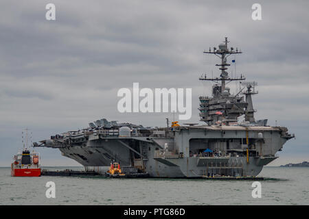 US Navy navi da guerra, la portaerei USS Harry S Truman (CVN 75) ad ancorare nel Solent per visitare Portsmouth, Regno Unito tra il 6th-10th October 2018. Foto Stock