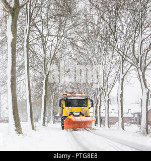 Spartineve rimuove la neve fuori strada ghiacciata in inverno Foto Stock