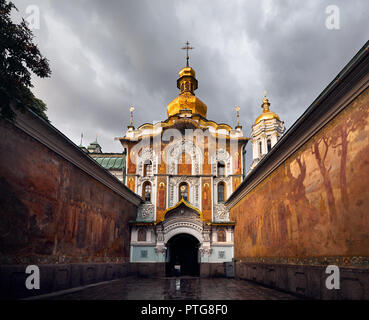 Vecchia chiesa porta di Kiev Pechersk Lavra. Vecchia architettura storica a Kiev, Ucraina Foto Stock