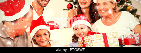 Immagine composita della famiglia felice a Natale lo scambio di doni Foto Stock