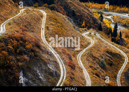 Vista aerea del runner atleta che corre sulla strada a serpentina in montagna Foto Stock