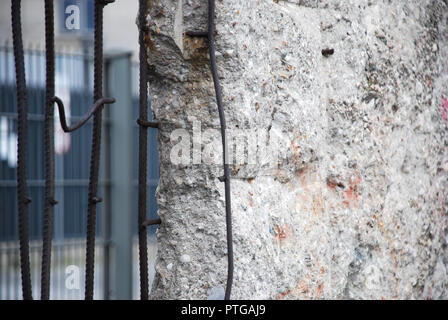 Dettaglio dei resti del muro di Berlino, Germania. Segmenti di parete sinistra come un promemoria di eventi che conduce fino alla caduta del muro nel Novembre. Foto Stock