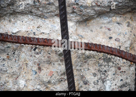 Dettaglio dei resti del muro di Berlino, Germania. Segmenti di parete sinistra come un promemoria di eventi che conduce fino alla caduta del muro nel Novembre. Foto Stock