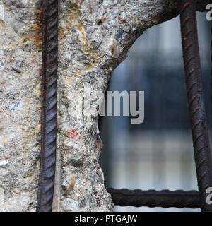Dettaglio dei resti del muro di Berlino, Germania. Segmenti di parete sinistra come un promemoria di eventi che conduce fino alla caduta del muro nel Novembre. Foto Stock