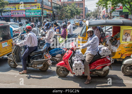 Stitico il traffico nel centro citta'. Fotografato in Ahmedabad, Gujarat, India Foto Stock
