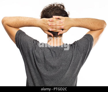 Giovane uomo con i capelli ricci ritratto indietro Foto Stock