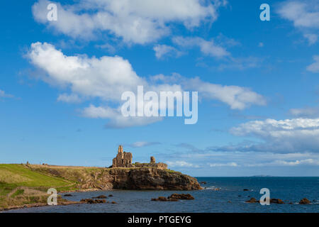 Newark Castle lungo la Fife sentiero costiero, Scozia. Foto Stock