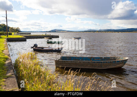 Barche da pesca legata a bassa marea sulle rive del fiume Tay a Newburgh Fife Scozia. Foto Stock