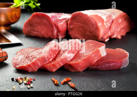 Fresco e carne cruda lombata Medaglioni di filetti di manzo pronta per cucinare. Foto Stock