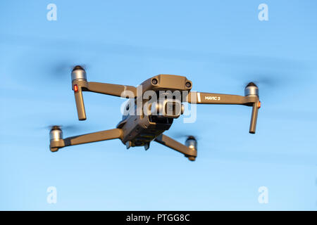 Ostrow Wielkopolski, Polonia - 30 Settembre 2018: Flying drone DJI Mavic 2 Pro. Foto Stock