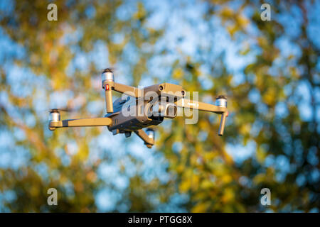 Ostrow Wielkopolski, Polonia - 30 Settembre 2018: Flying drone DJI Mavic 2 Pro. Foto Stock