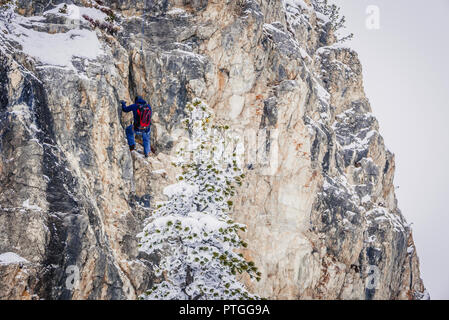 Fuori pista gli sciatori sono praticare arrampicate su roccia. Foto Stock