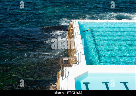 21.09.2018, Sydney, Nuovo Galles del Sud, Australia - un nuotatore è visto nuotare i suoi giri nella piscina del Bondi iceberg club di nuoto. Foto Stock