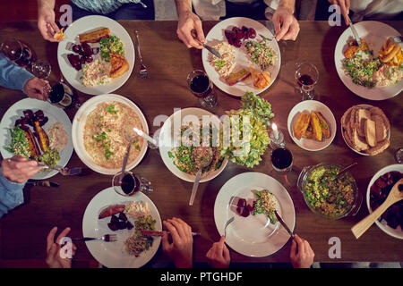 Vista da sopra gli amici di gustare la cena e vino rosso a tavola Foto Stock