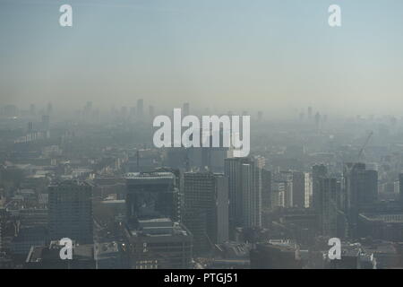 Inquinamento denso su Londra oggi Foto Jeremy Selwyn Foto Stock