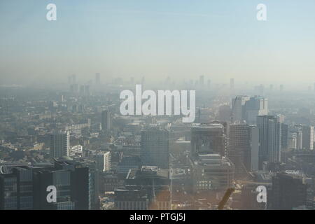 Inquinamento denso su Londra oggi Foto Jeremy Selwyn Foto Stock