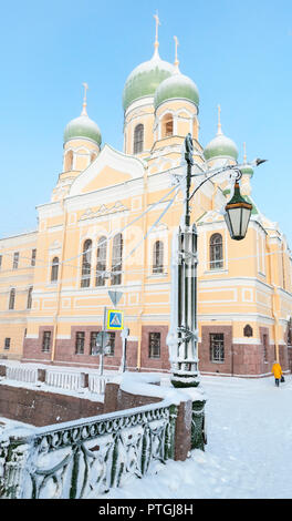 San Pietroburgo, Russia. Street view con Saint Isidore chiesa in inverno Foto Stock