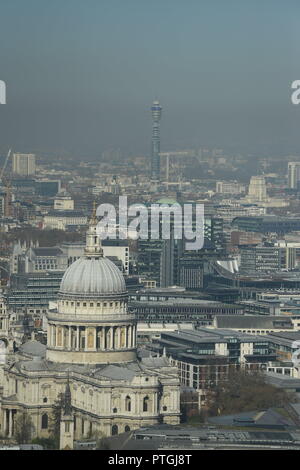 Inquinamento denso su Londra oggi Foto Jeremy Selwyn Foto Stock