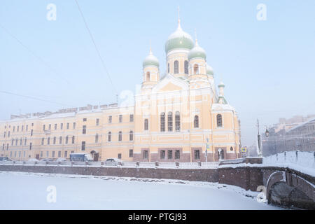 Costa di Griboyedov Canal con Saint Isidore chiesa in inverno. San Pietroburgo, Russia Foto Stock