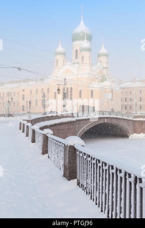Griboyedov Canal terrapieno con Saint Isidore chiesa in inverno. San Pietroburgo, Russia Foto Stock