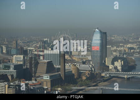 Inquinamento denso su Londra oggi Foto Jeremy Selwyn Foto Stock