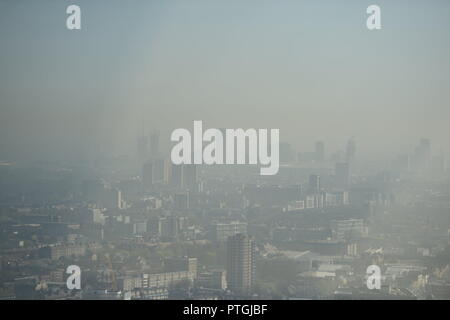 Inquinamento denso su Londra oggi Foto Jeremy Selwyn Foto Stock