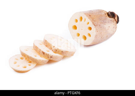 Lotus root su uno sfondo bianco. Alimento naturale e sano Foto Stock