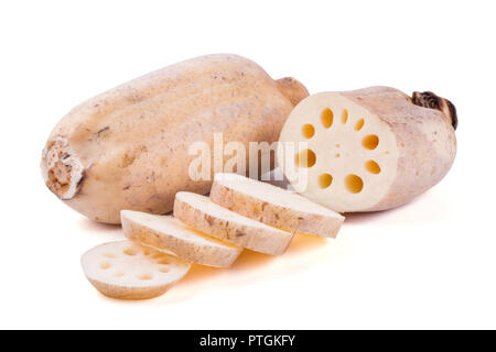 Lotus root su uno sfondo bianco. Alimento naturale e sano Foto Stock