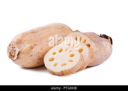 Lotus root su uno sfondo bianco. Alimento naturale e sano Foto Stock