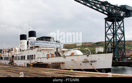 Il TS Queen Mary visto qui a Greenock, è uno dei più antichi Clyde costruito piroscafi nel mondo. Ella è stata salvata dal scrapyard, e ora siede ulteriormente fino al fiume Clyde vicino a Glasgow in attesa di restauri e riparazioni. Una carità è stato impostato per fare questo, sostenuto dall'attore scozzese, Robbie Coltrane. Esso sarà permanentemente ormeggiato sul fiume Clyde e usato come una istruzione e un centro di intrattenimento. Una grande nave ritorna alla Clyde, la casa della sua nascita tutti questi anni fa nel 1933. Data; 2018. Foto Stock