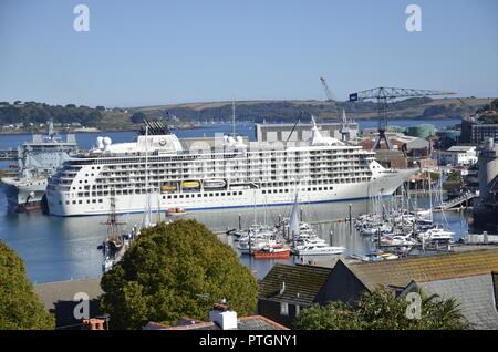 " Il mondo' lussuosa nave da crociera al molo di Falmouth, Cornwall. È il più grande di proprietà privata, yacht residenziale nel mondo. Foto Stock