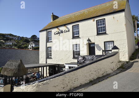 Il Cadgwith Cove Inn in Cornovaglia grazioso villaggio di pescatori con lo stesso nome. Foto Stock