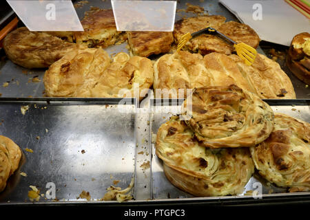 Torte fresche con il formaggio e la carne in un panificio finestra sulla vendita Foto Stock