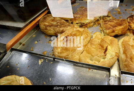 Torte fresche con il formaggio e la carne in un panificio finestra sulla vendita Foto Stock