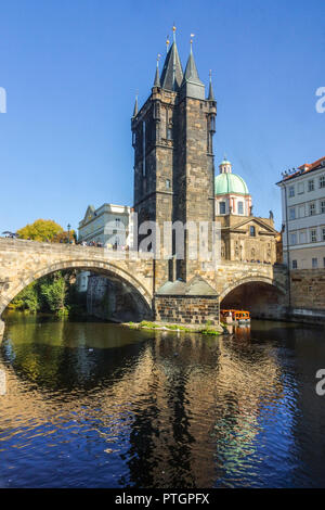 Ponte Carlo Praga Centro storico Ponte Torre vista sul fiume Moldava Repubblica Ceca Foto Stock