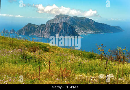 Isola di Capri come visto dalla Punta Campanella a Sorrent, Napoli, Italia Foto Stock