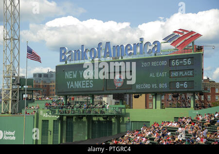 Quadro di valutazione al Fenway Park di Boston, MA, Stati Uniti, durante una partita tra Boston Red Sox e i New York Yankees il 20 agosto 2017. Foto Stock