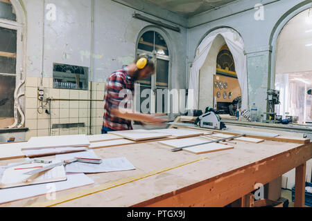 Artigiano al lavoro nel suo laboratorio Foto Stock